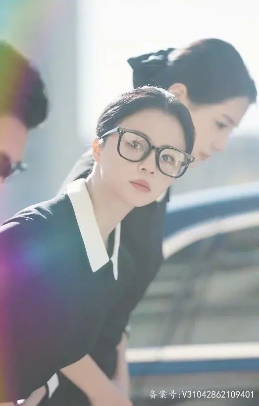 《丑妻逆袭，颜值惊艳全球》：从自卑到自信，看她如何闪耀世界！